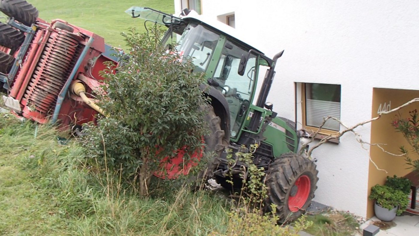 Wie sich der Traktor selbstständig machen konnte, wird noch abgeklärt. (Bild Kapo AG)