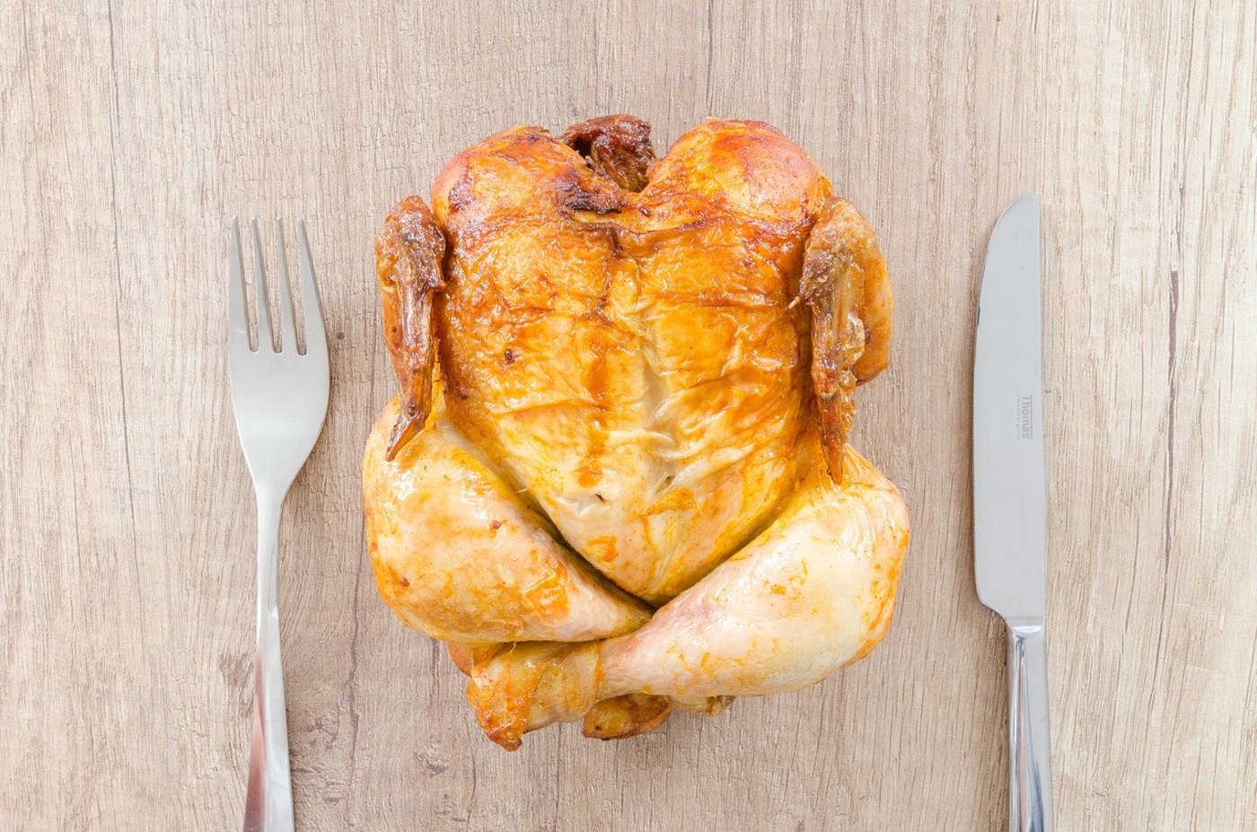 Pouletfleisch ist bei Konsumentinnen und Konsumenten weiterhin beliebt, der Absatz stieg. (Bild Pixabay)