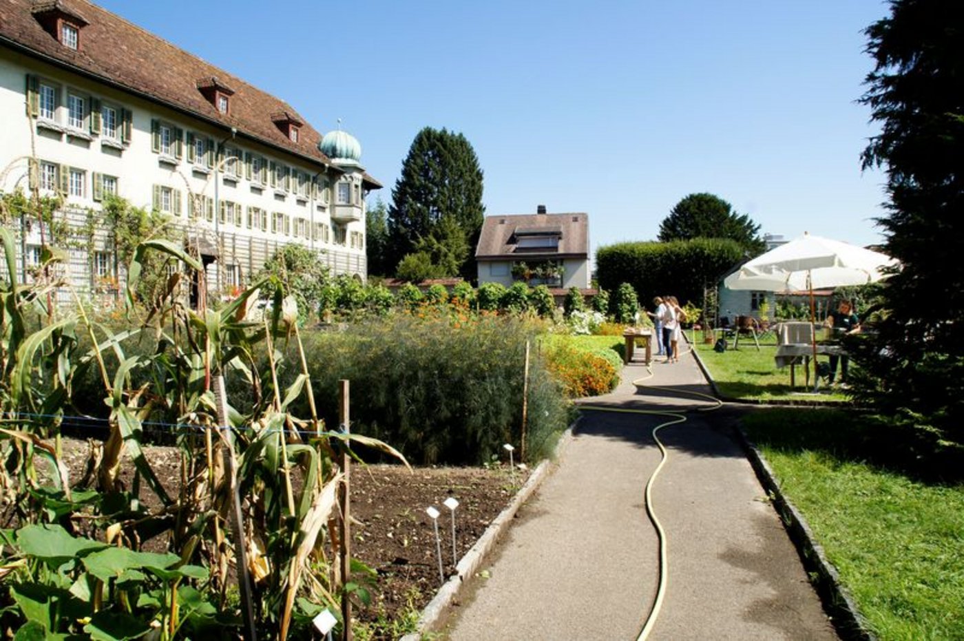 Im Rahmen des Projekts «#ALMA» geben Bäuerinnen und Landfrauen unter anderem ihr Wissen rund um den Garten an andere weiter. (Bild lid) 