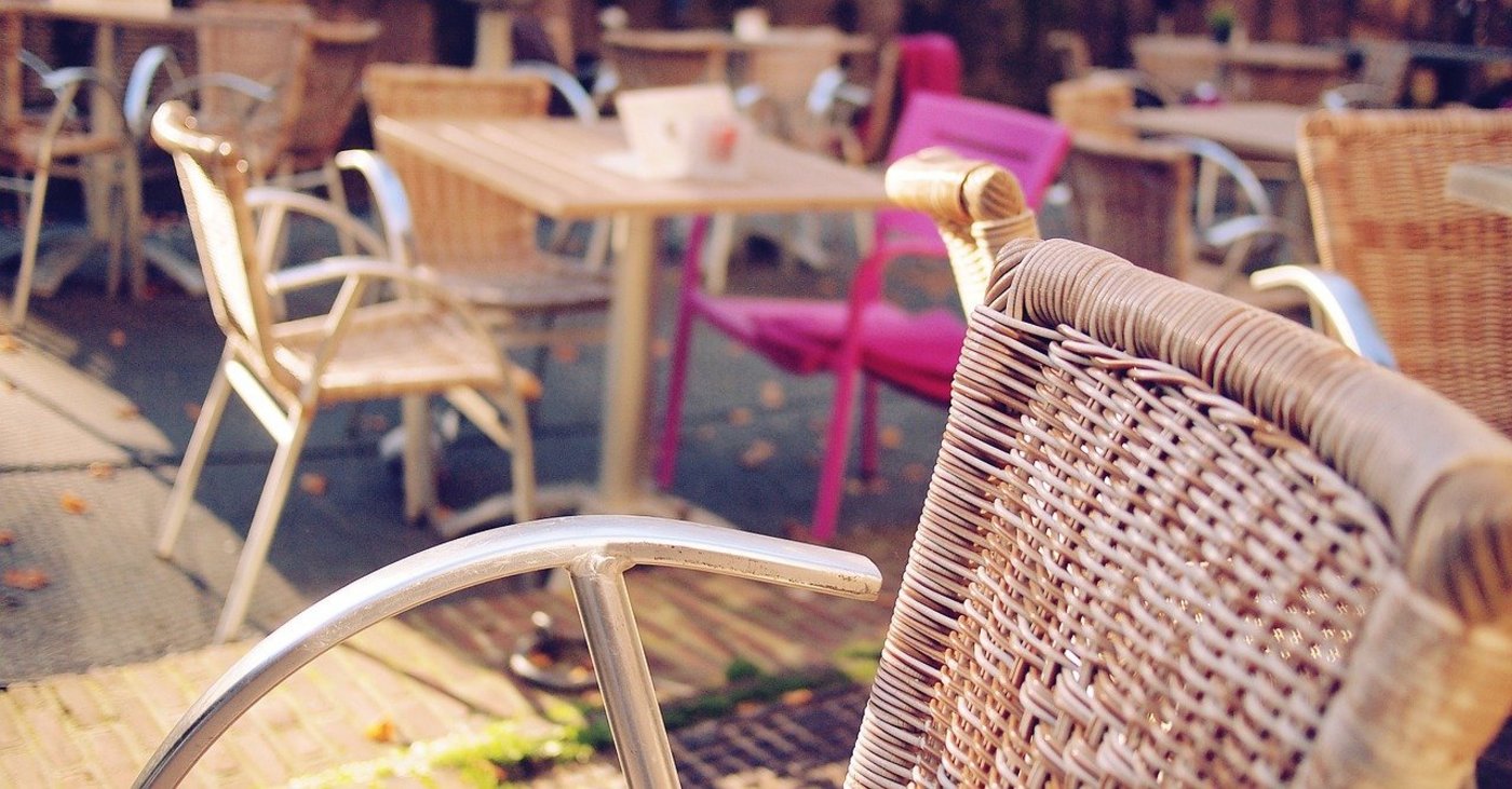 Wegen der neuen, ansteckenderen Virusvarianten bleibe die Lage fragil, schreibt der Bundesrat. Somit wird es noch mindestens über einen Monat dauern, bis an den Tischen im Aussenbereich von Restaurants wieder Gäste Platz nehmen können. (Bild  epicantus/Pixabay)