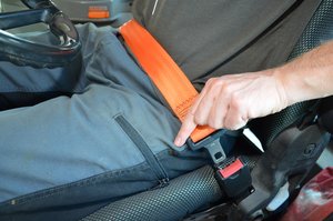 Fahrzeuge mit Gurten nachzurüsten lohnt sich – so finden Sie den richtigen Besonders wer Hanglagen bewirtschaftet, sollte beim Nachrüsten mit Sicherheitsgurten auf das richtige Modell achten. (Bild BUL)
