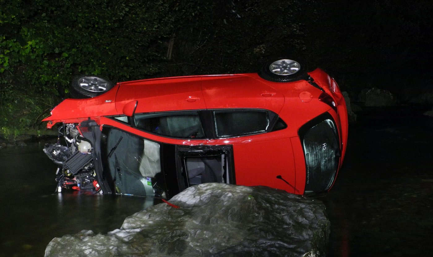 Der Unfallwagen im Fluss Alp. (Bild Kapo SZ)