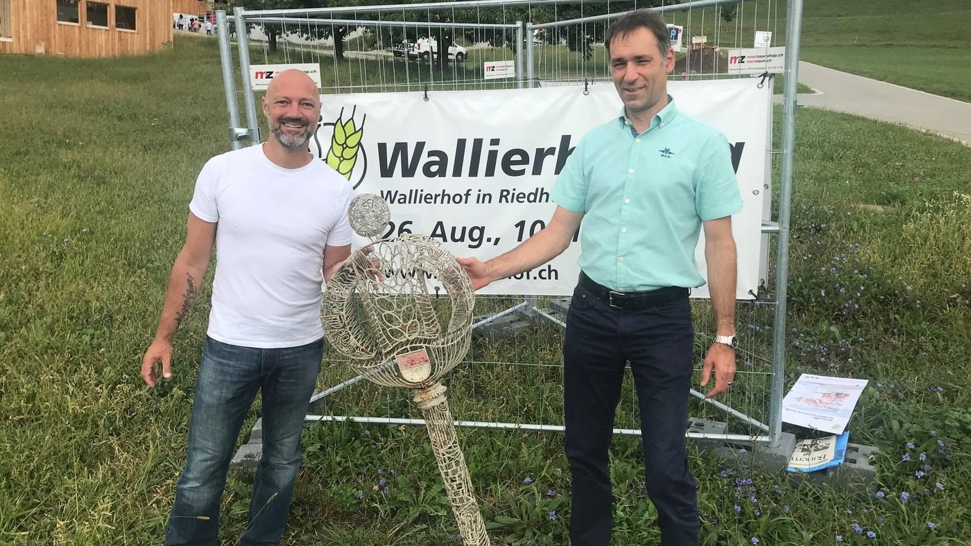 Der Direktor des Bildungszentrums Wallierhof Jonas Zürcher (rechts) nimmt den Schlüssel von Michel Maire, dem Finder, entgegen. (Bild Tele M1)