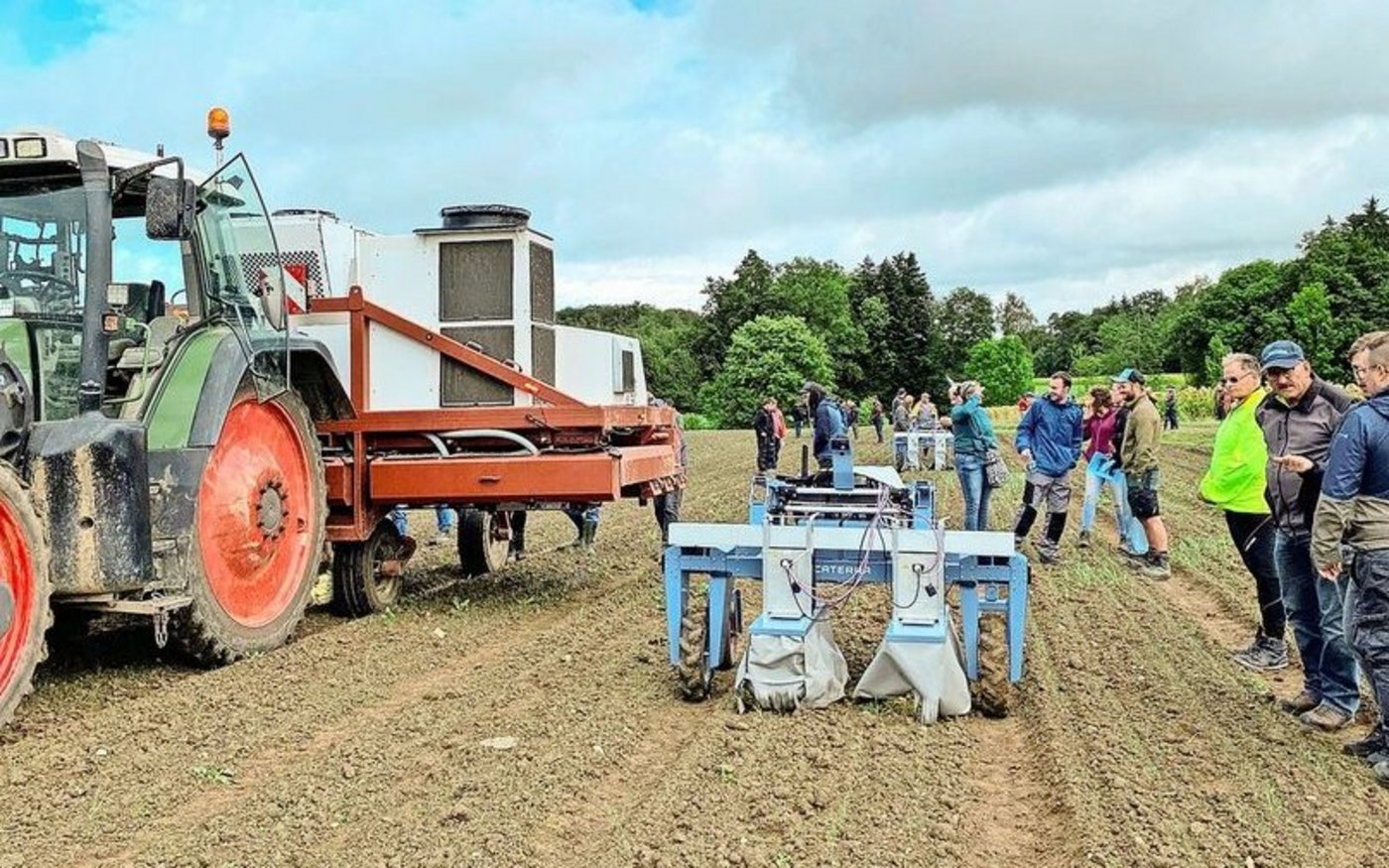 Der Laserweeder (links, angehängt am Traktor) ist schwerer und arbeitet schneller als der leichte und autonome Roboter von Caterra (rechts).  