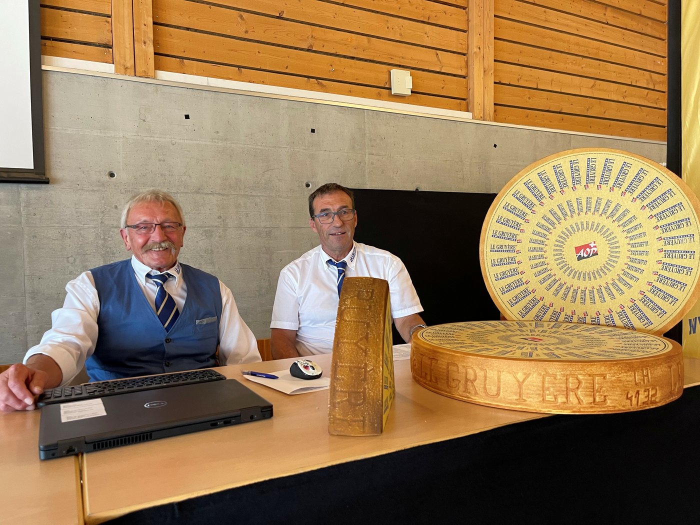 Präsident Oswald Kessler (links) und Direktor Philippe Bardet blicken an der Delegiertenversammlung zurück auf ein positives Jahr für den Gruyère AOP. (Bild zVg)