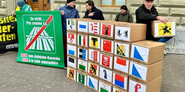 Kartons der Unterschriften für das «Referendum gegen den Autobahn-Bauwahn» vor der Bundeskanzlei.