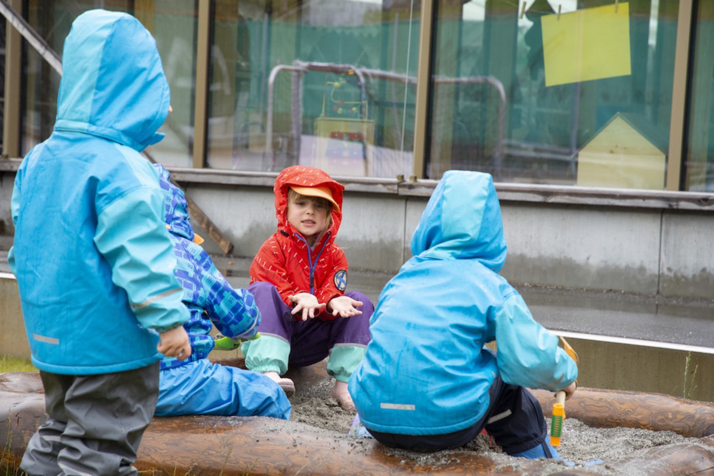 Die Kinder spielen im Aussenbereich.