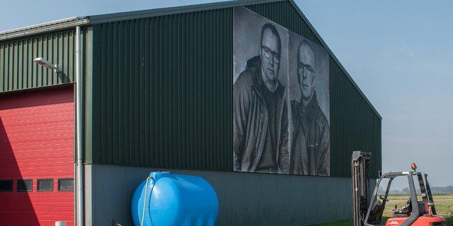 Die Porträtfotos zieren die Dächer, Scheunen der Kartoffelbauern. (Bild Siem Akkerman)