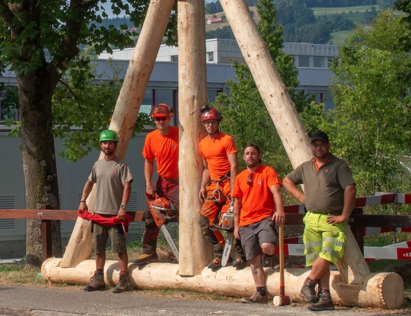 Und bereits stehen die fleissigen Helfer unter den stattlichen Begrüssungstoren (v.l.): Janic Nestola, Severin Sommerhalder, Dome Schürch, Markus Fankhauser und Roman Steffen (Bild Niklaus Messer / Fotoclub Münsingen)