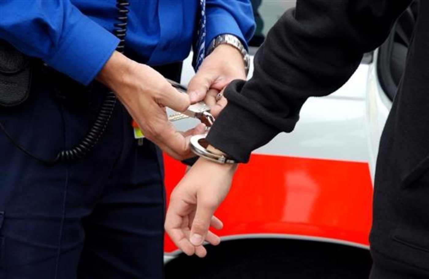 Europol hat 66  Hinternmännern die Handschellen umgelegt. (Symbolbild Paul-Georg Meister / pixelio.de)