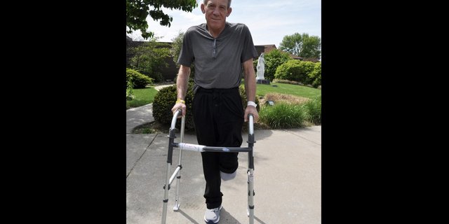 Farmer Kurt Kaser soll eine Prothese bekommen und will bald schon wieder auf seiner Farm arbeiten. (Bild Facebook Madonna Rehabilitation Hospitals)