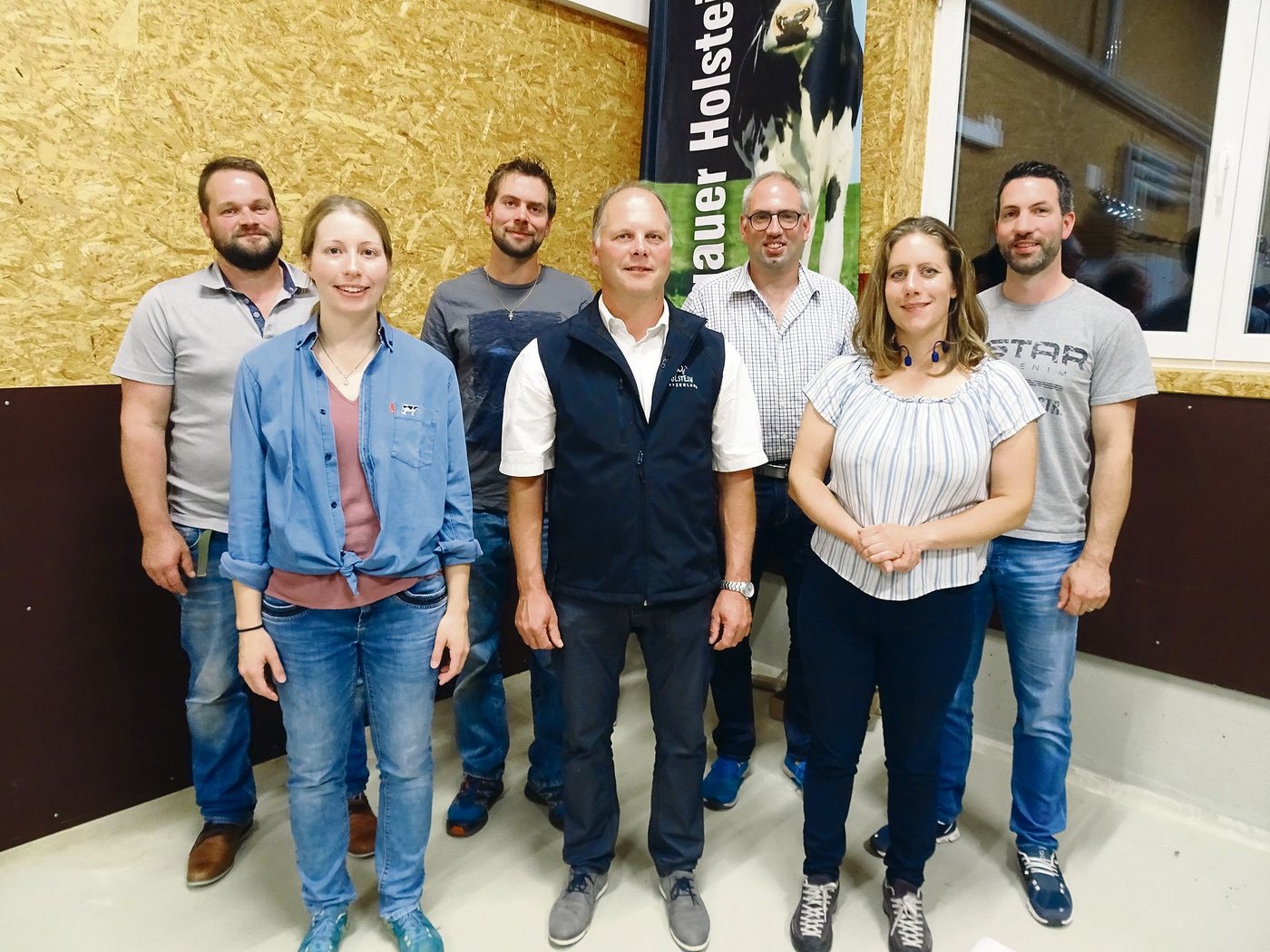 Der Vorstand von Holstein Aargau mit Geschäftsführerin Louisa Brunner (vorne links) und den neu Gewählten, Sabrina Schlegel (vorne rechts) und Christoph Stefani (3. v. r.). (Bild Holstein Aargau)
