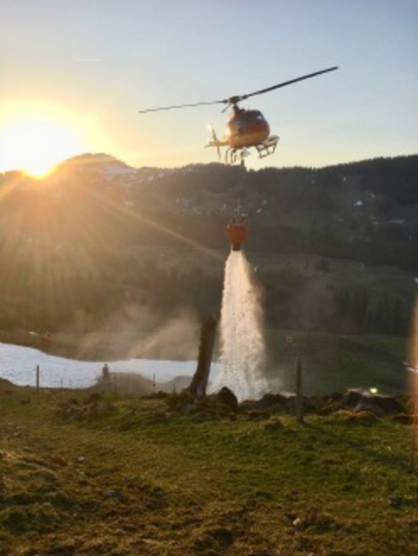 Das Feuer in unwegsamem Gelände wurde aus der Luft bekämpft. (Bilder Kapo Bern)