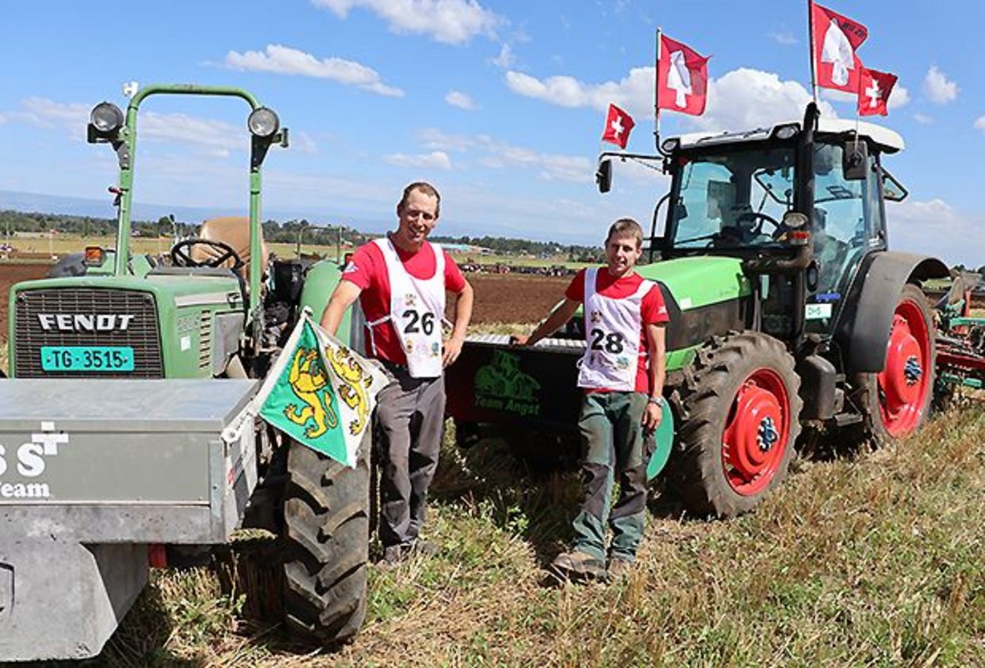 Stefan Spring (l.) und Marco Angst in Kenia. (Bild Schweizerische Pflüger-Vereinigung)