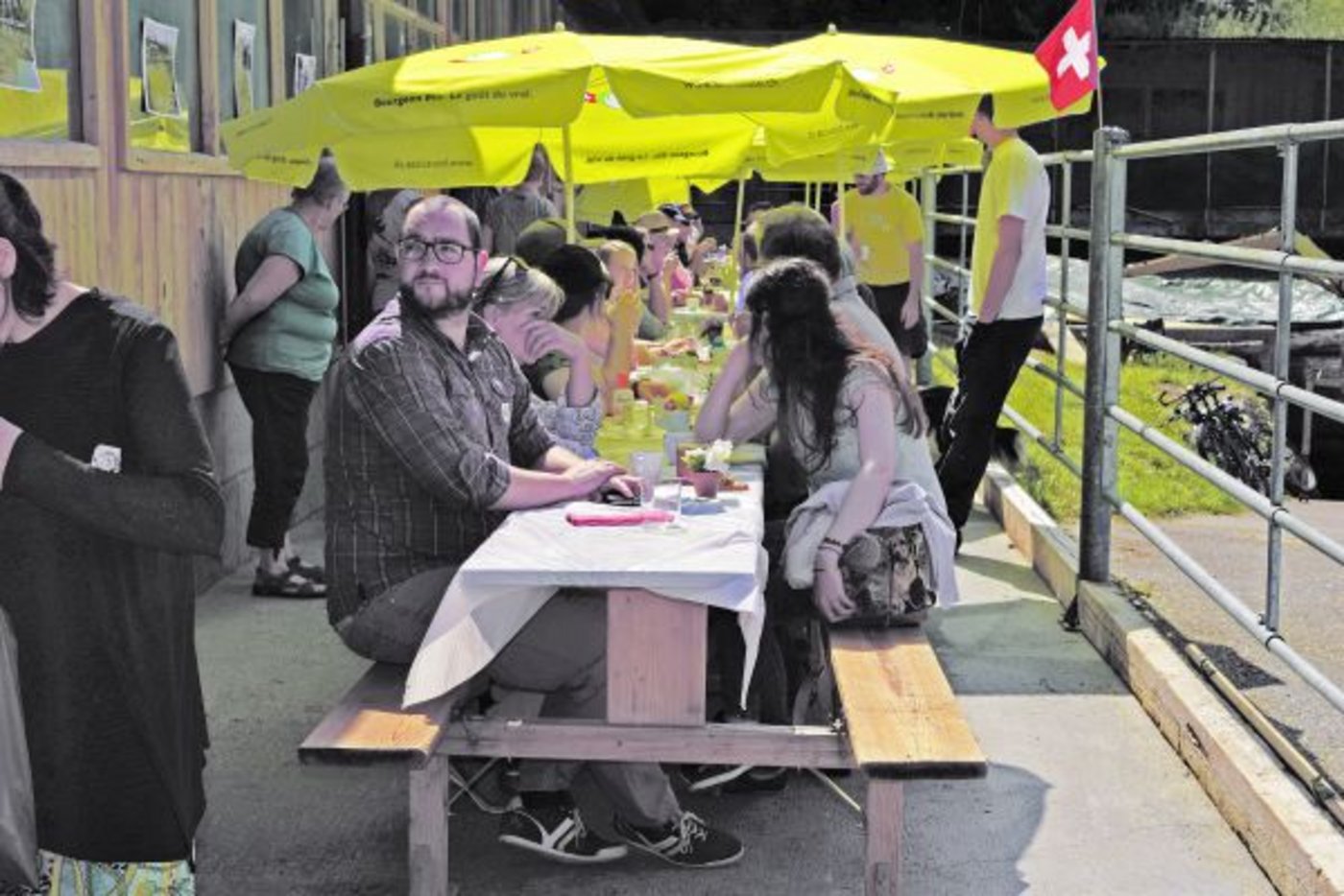 Gefrühstückt wurde im Stall und Laufhof. Da sämtliches Vieh auf der Alp ist, war für den Brunch keine «Züglete» der Kühe, Rinder und Kälber nötig. (Bild sgi)