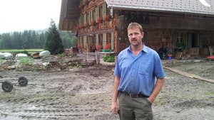 Die Ungewissheit in Schangnau bleibt Der Brunnen wurde vom Wasser davon getragen, ebenso das Jauchefass. Landwirt Hans Gerber gestern Mittwochmorgen vor dem Bauernhaus. Wasser und Schlamm liefen durch die Gebäude (nächstes Bild) ... (Bilder: Simone Barth)