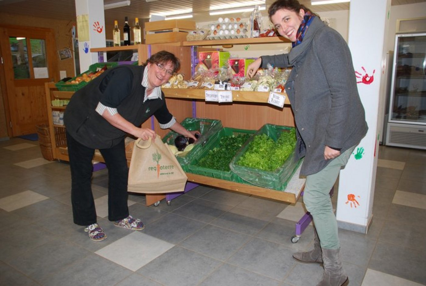 Für einmal treffen sich Bäuerin Selma Fust (l.) und Konsumentin und Vorstandsmitglied Katharina Jud im Hofladen. (Bilder Ruth Bossert)