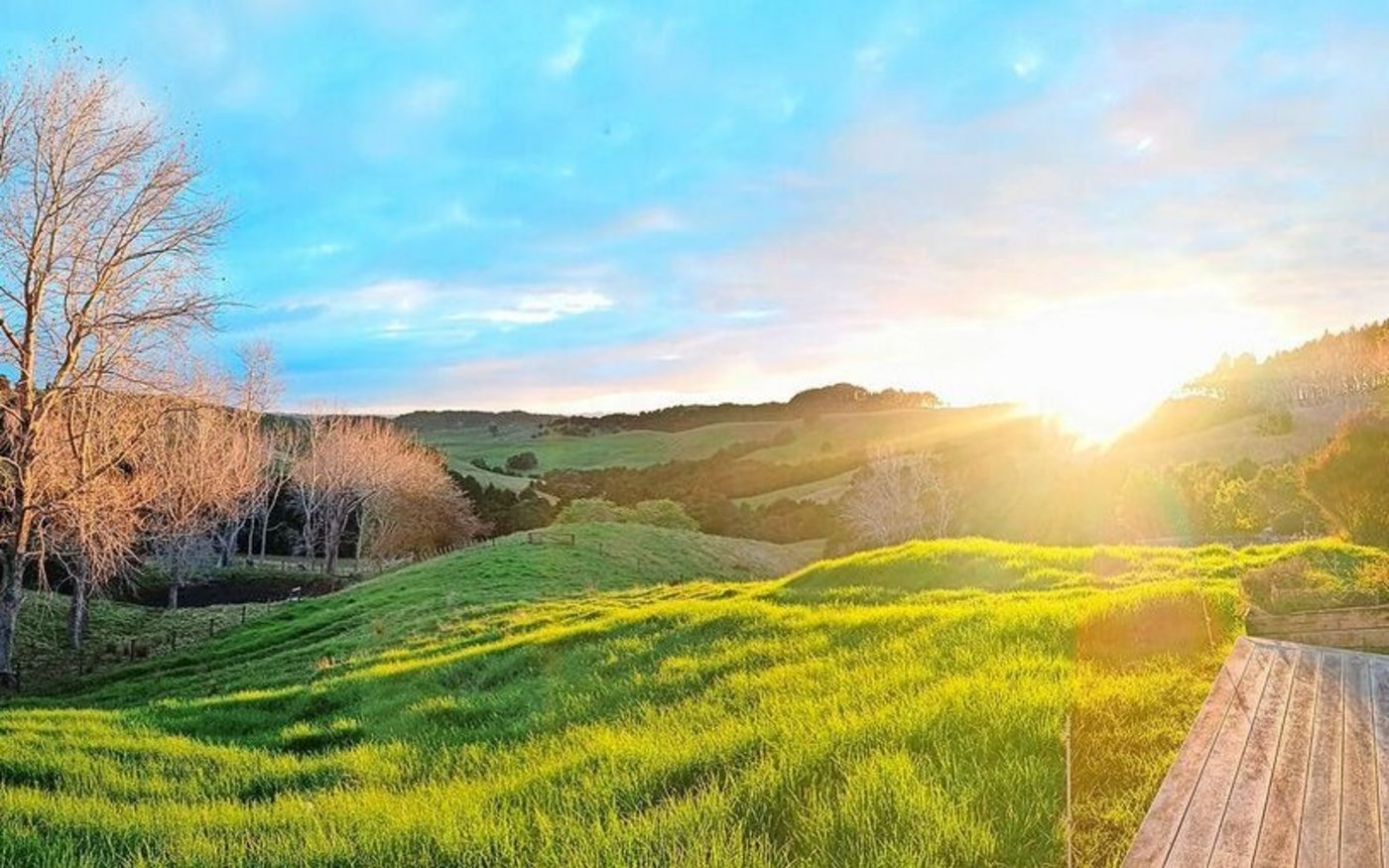 In Neuseeland geht ein langer Sommer in den Herbst über. Die Nächte sind merklich länger geworden, doch am Morgen geht die Sonne genauso schön auf.