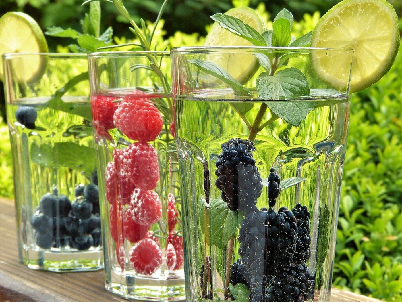 Bei dieser Hitze hilft nur: Wann immer möglich im Schatten bleiben und viel Wasser trinken. (Bild silviarita/Pixabay)