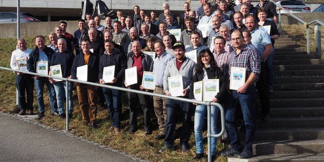 Haben kaum Platz auf dem Bild: Sie alle sind Besitzer einer 100 000-er Kuh und wurden an der Delegiertenversammlung des St. Galler Braunviehzuchtverband geehrt. (Bilder Christian Weber).