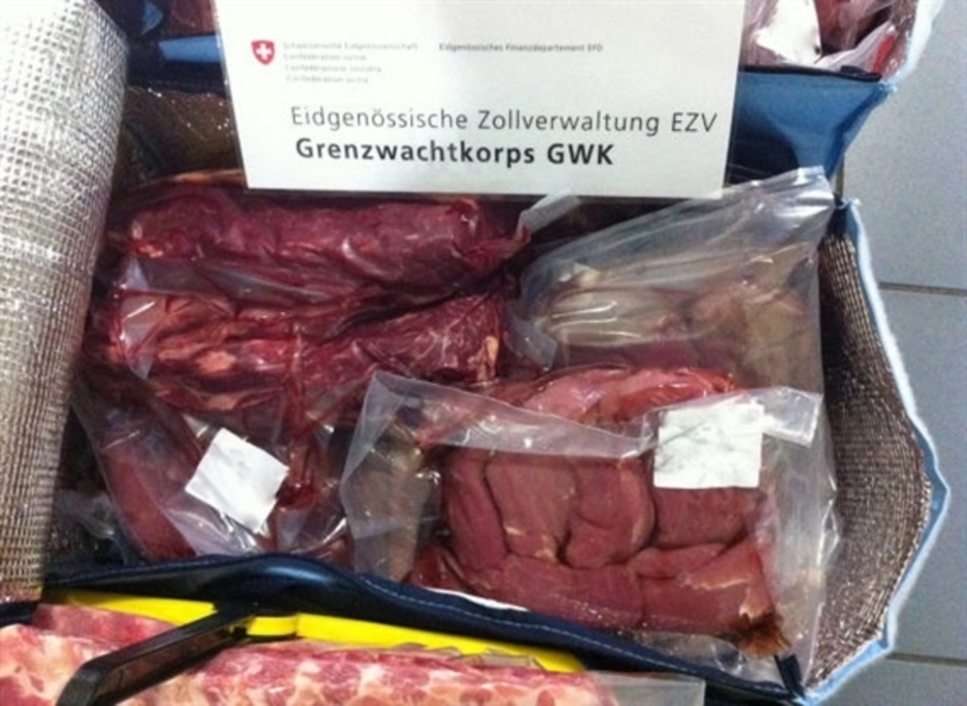 Beschlagnahmtes Schmuggelfleisch. (Symbolbild Grenzwachtkorps Basel)