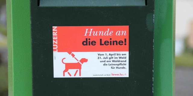 Mit Kleben auf Robidog Kästen wird auf die Leinenpflicht aufmerksam gemacht. 