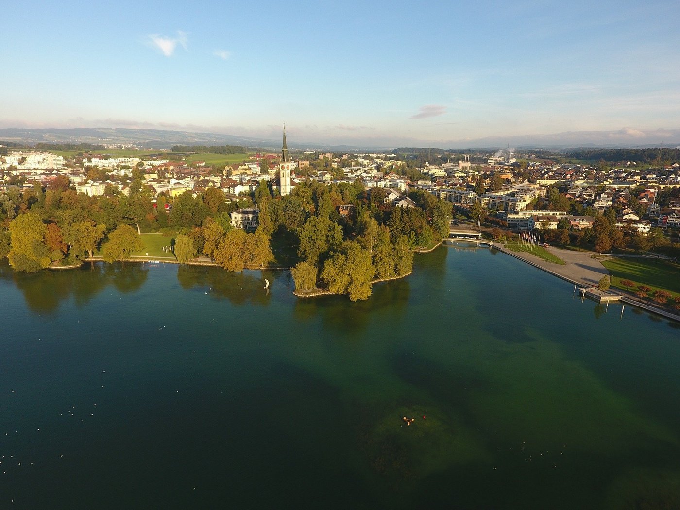 Die Baudirektion prüft mögliche seeinterne Massnahmen, wie zum Beispiel Zwangszirkulation oder Tiefenwasserableitung zur Beschleunigung der Zugersee-Sanierung. (Bild z.V.g)