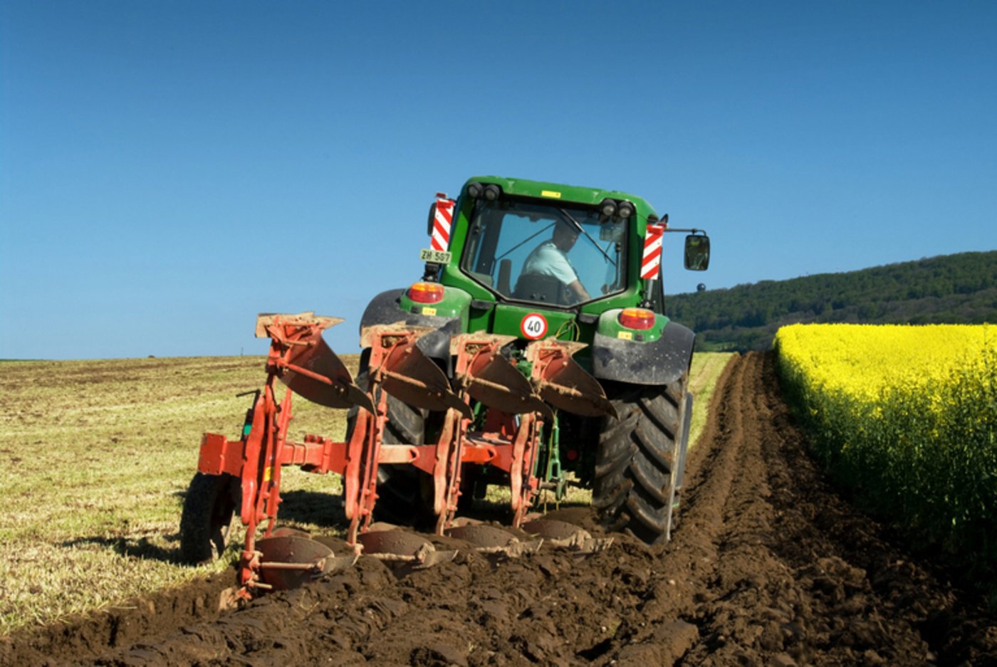 Pflügen braucht viel Diesel, zudem wird Humus abgebaut und CO2 freigesetzt. (Bild Christian Meier/landwirtschaft.ch)