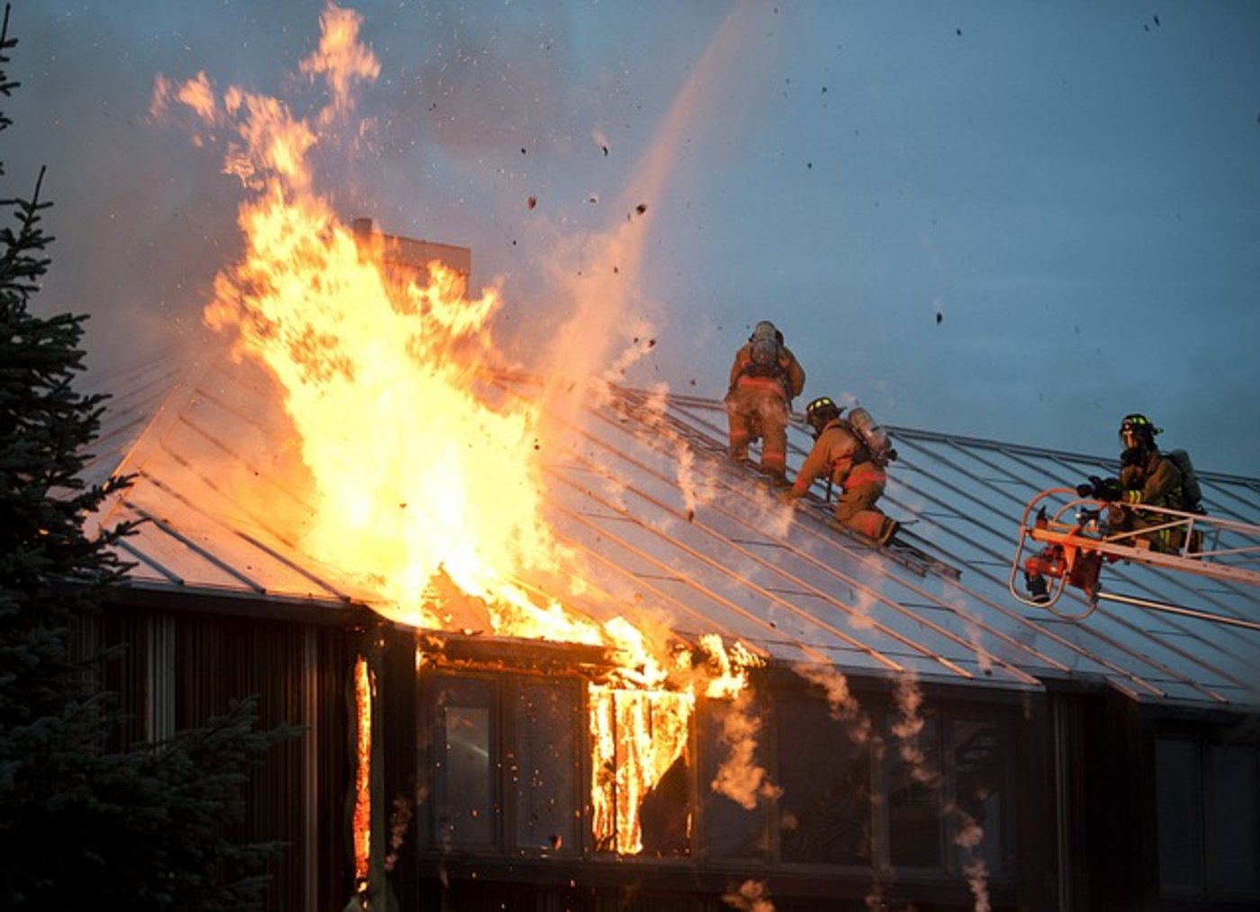 Als der Brand ausbrach, habe sich kein Bewohner im Haus befunden, erklärt Polizeisprecherin Paladino. (Symbolbild pixabay)