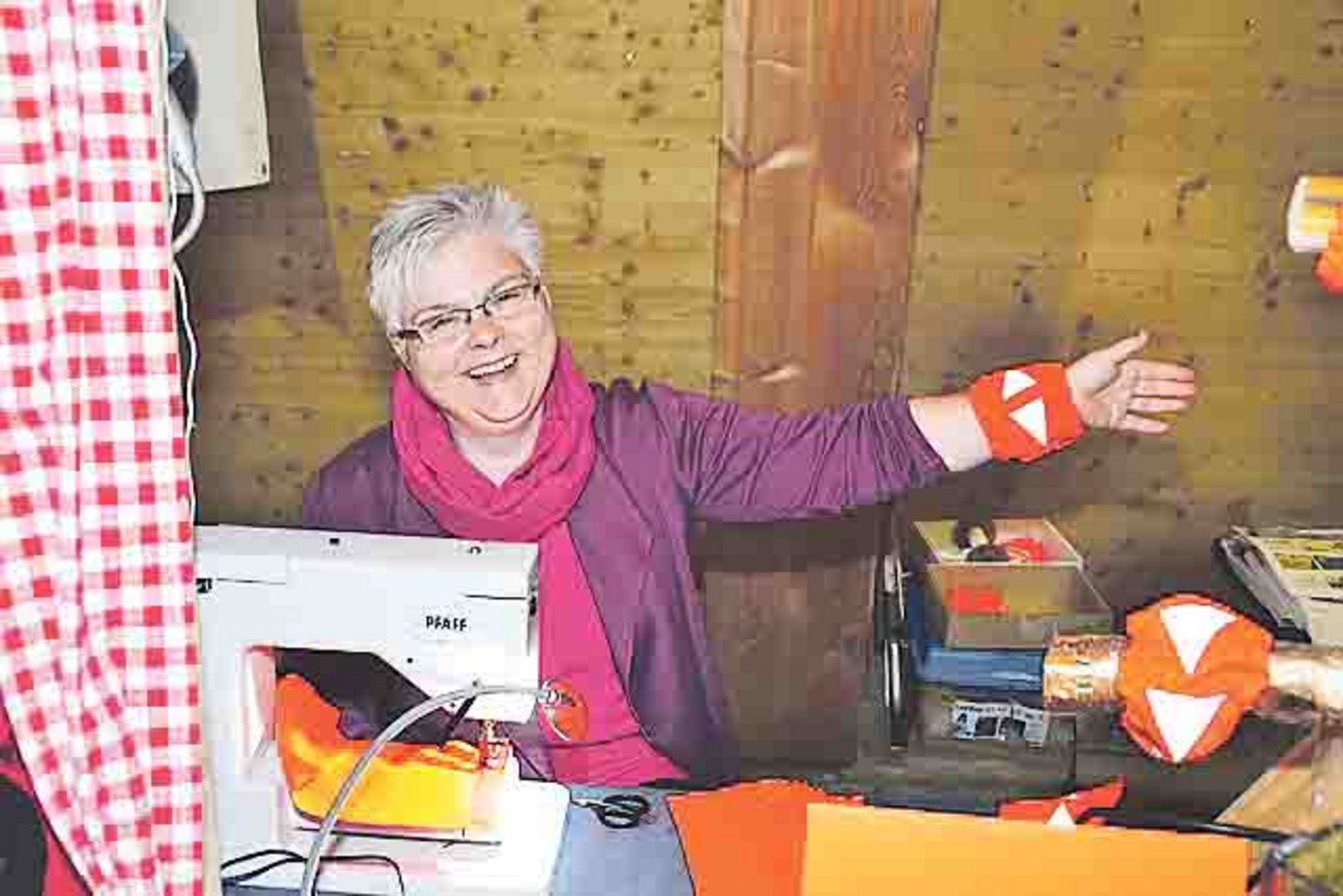 Luzia Bleiker präsentiert ihre Tüftelei: Warnleuchtstulpen. (Bild zVg)