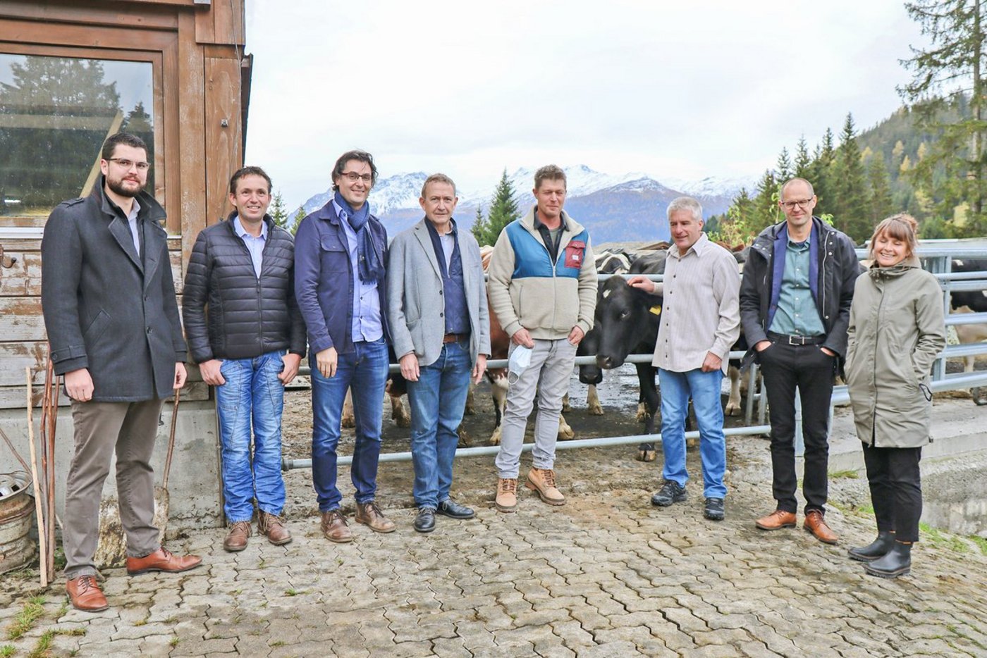 Sie informierten vor den Medien (v. l. n. r.): Curdin Giger, Thomas Roffler, Gianluca Giuliani, Daniel Buschauer,  die Landwirte Marcel Heinrich und Martin Bläsi, Claudio Müller und Bernadette Arpagaus.(Bilder Vrena Crameri-Daeppen)