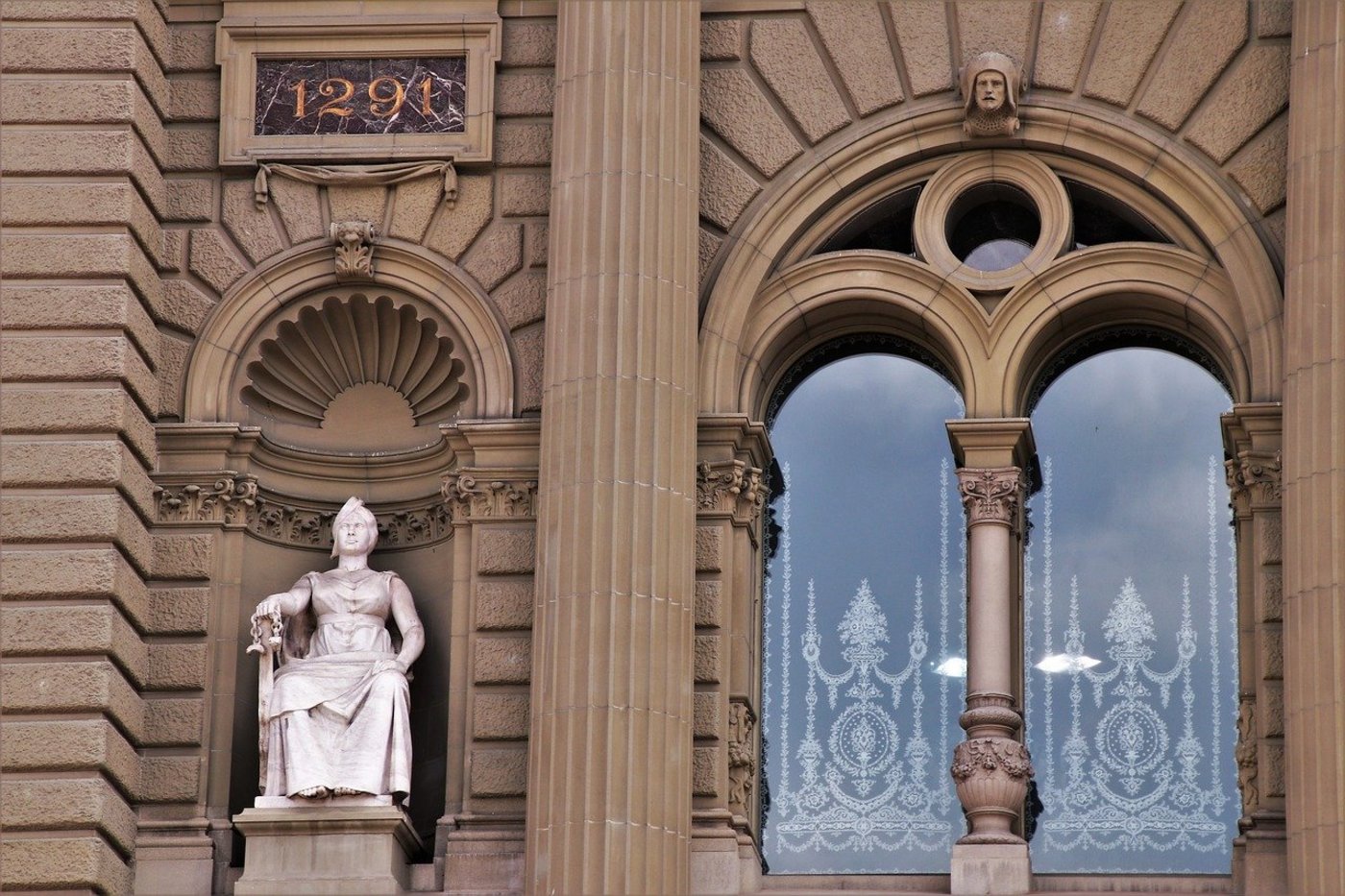 Auf der Aussenseite des Parlamentsgebäudes gibt es schon länger Frauen. Bis sie auch im Inneren die Politik mitbestimmen konnten, dauerte es ziemlich lange. (Bild Pixabay)
