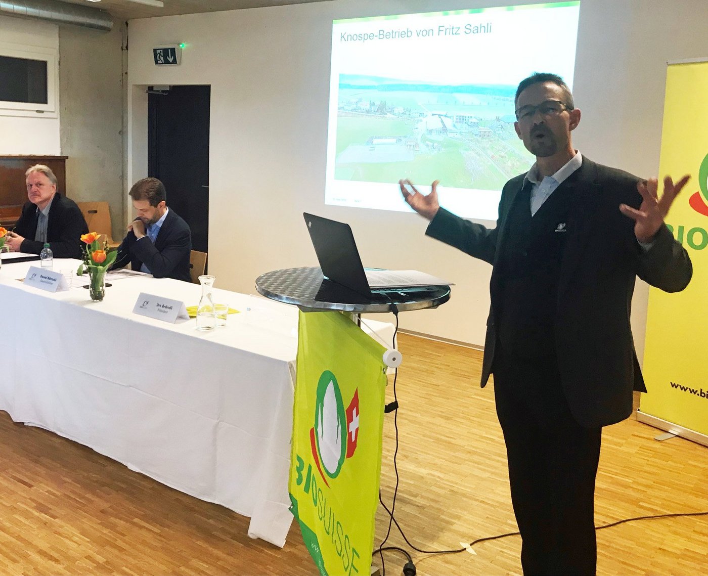 Bio Suisse-Präsident Urs Brändli bei der Präsentation der Biozahlen. Links im Bild Marketingleiter Jürg Schenkel und Geschäftsführer Daniel Bärtschi. (Bild akr)