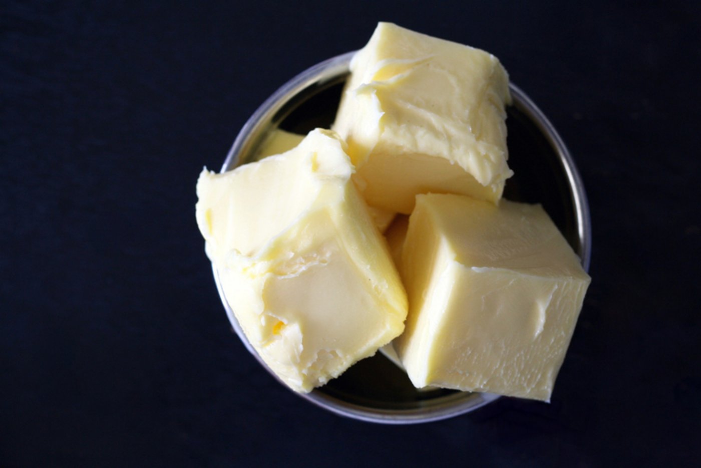 Diee «Käserebellen» in Sulzberg bieten Premiumbutter an der Käse-Bedienungstheke an, um sich von Handelsmarken zu unterscheiden. (Bild pd)