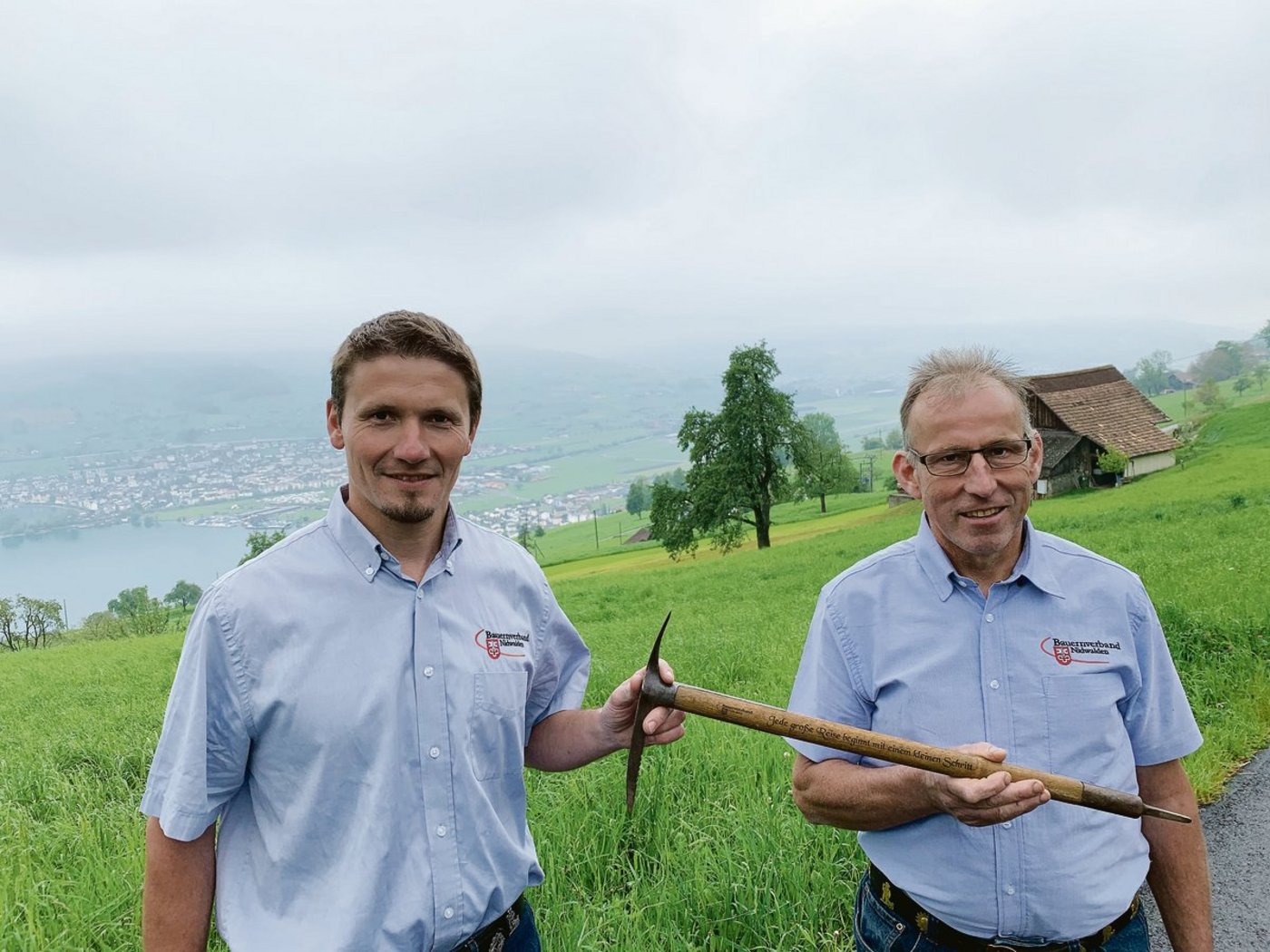 Der abtretende Präsident Hansueli Keiser (l.) überreicht dem neuen Präsidenten Sepp Odermatt einen Bergsteigerpickel, der ihn im neuen Amt stützen und eine Gehhilfe sein soll. (Bild Josef Scherer)