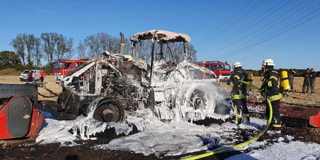 Der Trakotr brannte vollständig aus. (Bild presseportal.de)
