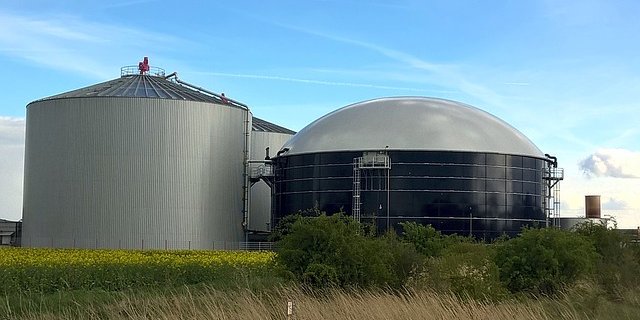In einer Biogasanlage werden Bioabfälle vergärt, daraus entstehen Gase, die zur Energiegewinnung genutzt werden. (Symbolbild: Pixabay)