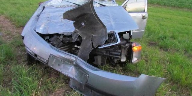 Nachdem Absturz über die Böschung war der Unfallwagen total zerstört. (Bild zVg)