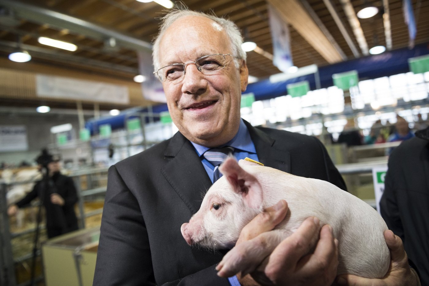 Auch das obligate Bild mit dem Olma-Säuli durfte nicht fehlen: Johann Schneider-Ammann an der Eröffnung der Olma 2015. (Bild Keystone)