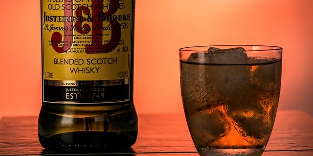 Whisky aus den USA ist in der EU künftig teurer. Auch andere Lebensmittel und Jeans sind betroffen. (Bild zVg) 
