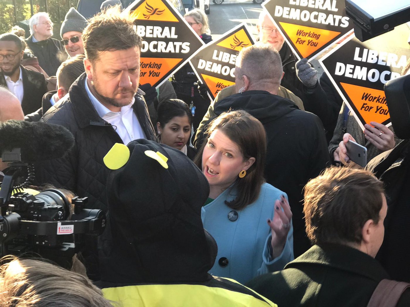 Durch die Aktion kam der Aktivist mit der Politikerin ins Gespräch über ihre Umweltpolitik.