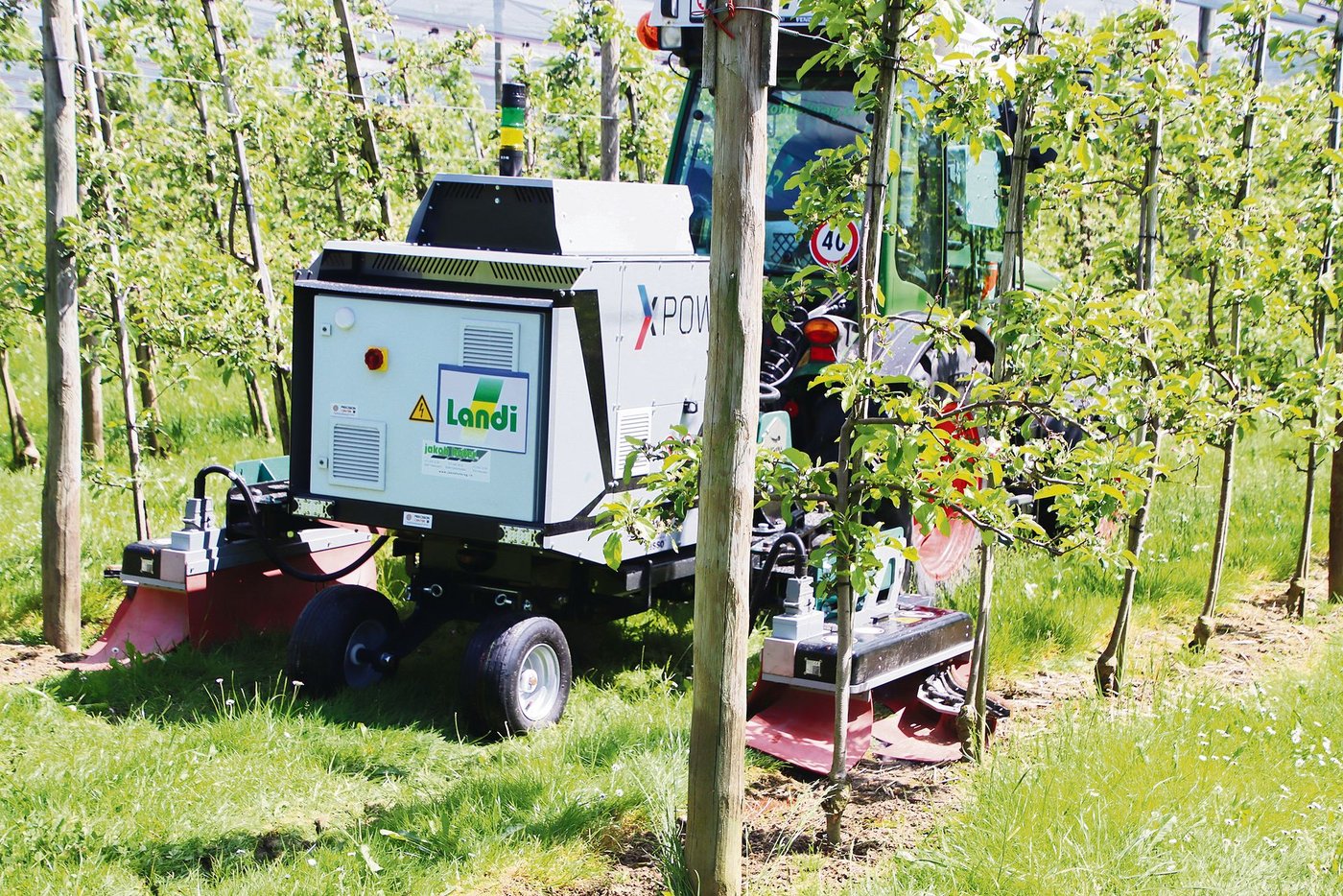Mit dem X-Power ist die Unkrautbekämpfung zwischen den Baumreihen möglich. Über Elektroden wird Strom in die Grünpflanze eingeleitet, was sie  nach wenigen Minuten zum Absterben bringt. (Bild RoMü)