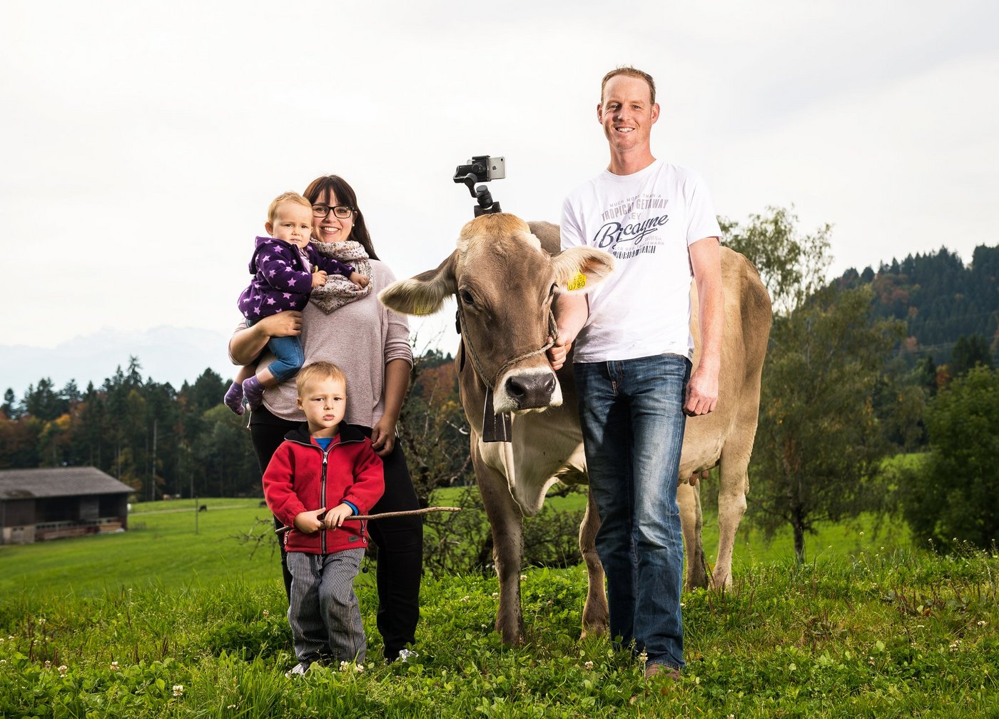 Adi und Caroline Hürlimann mit den Kindern Lisa und Ronny sowie Kamerakuh Zoe. (Bild zVg)