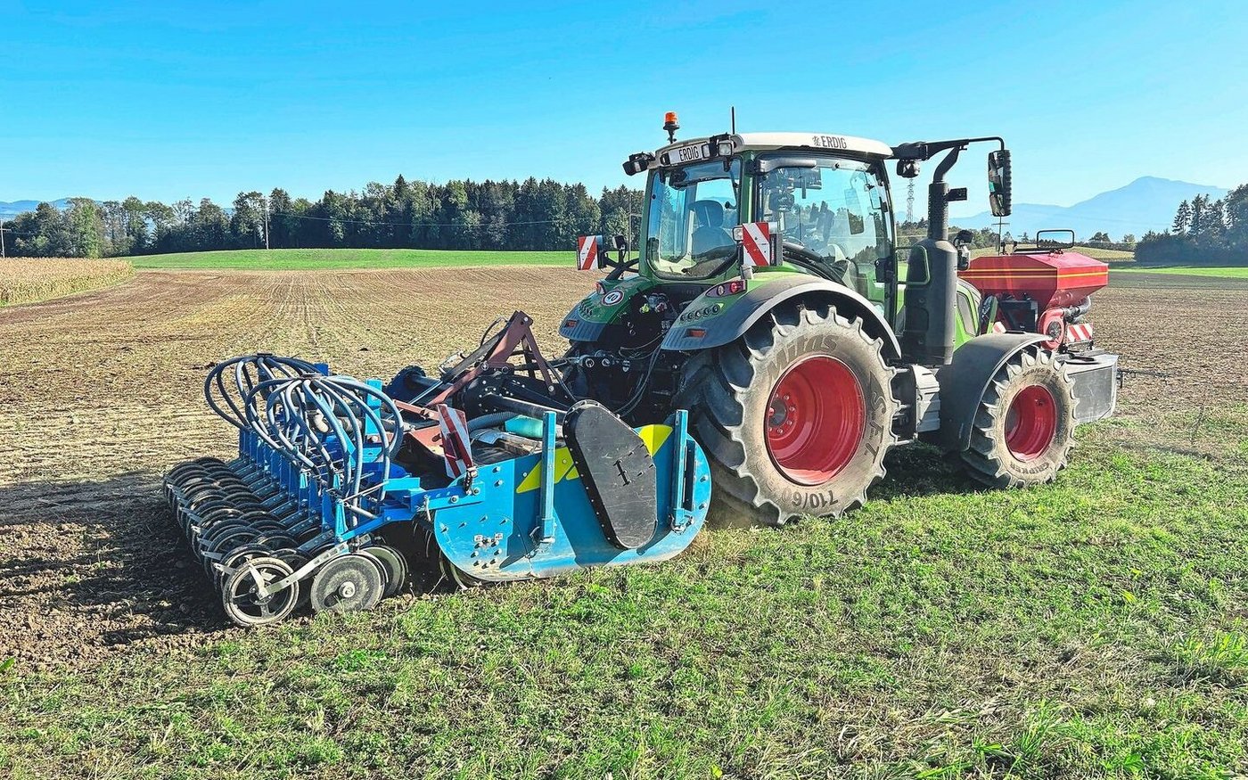 Impfen mit dem Pfeifer-Lübke-Starter, Humuskompost einarbeiten und säen –  das funktioniert auch in einem Arbeitsgang. Das ist beim Einsatz von Rottelenkern nicht möglich.  