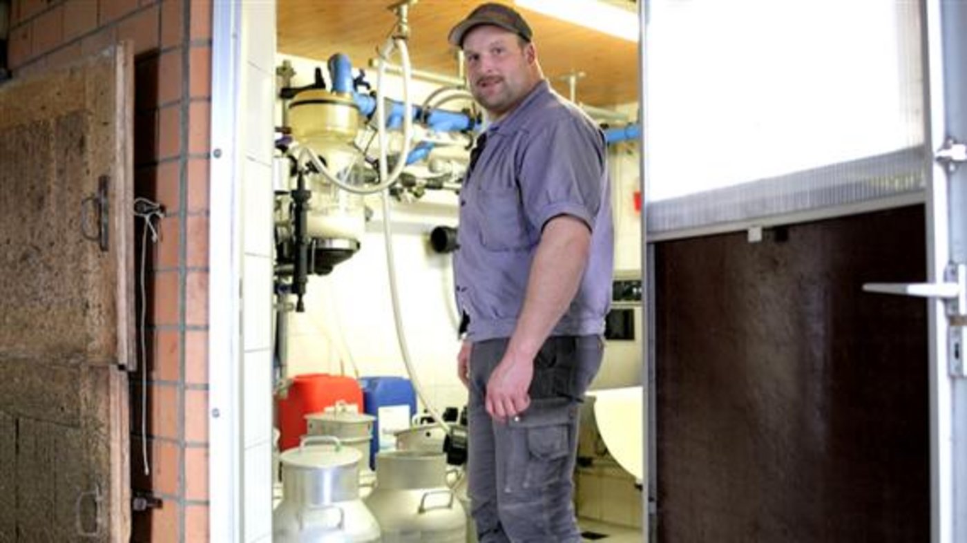 Überzeugter Milchbauer: Thomas Sempach produziert Milch für die Herstellung von Emmentaler-Käse. (Bild Flavian Cajacob)