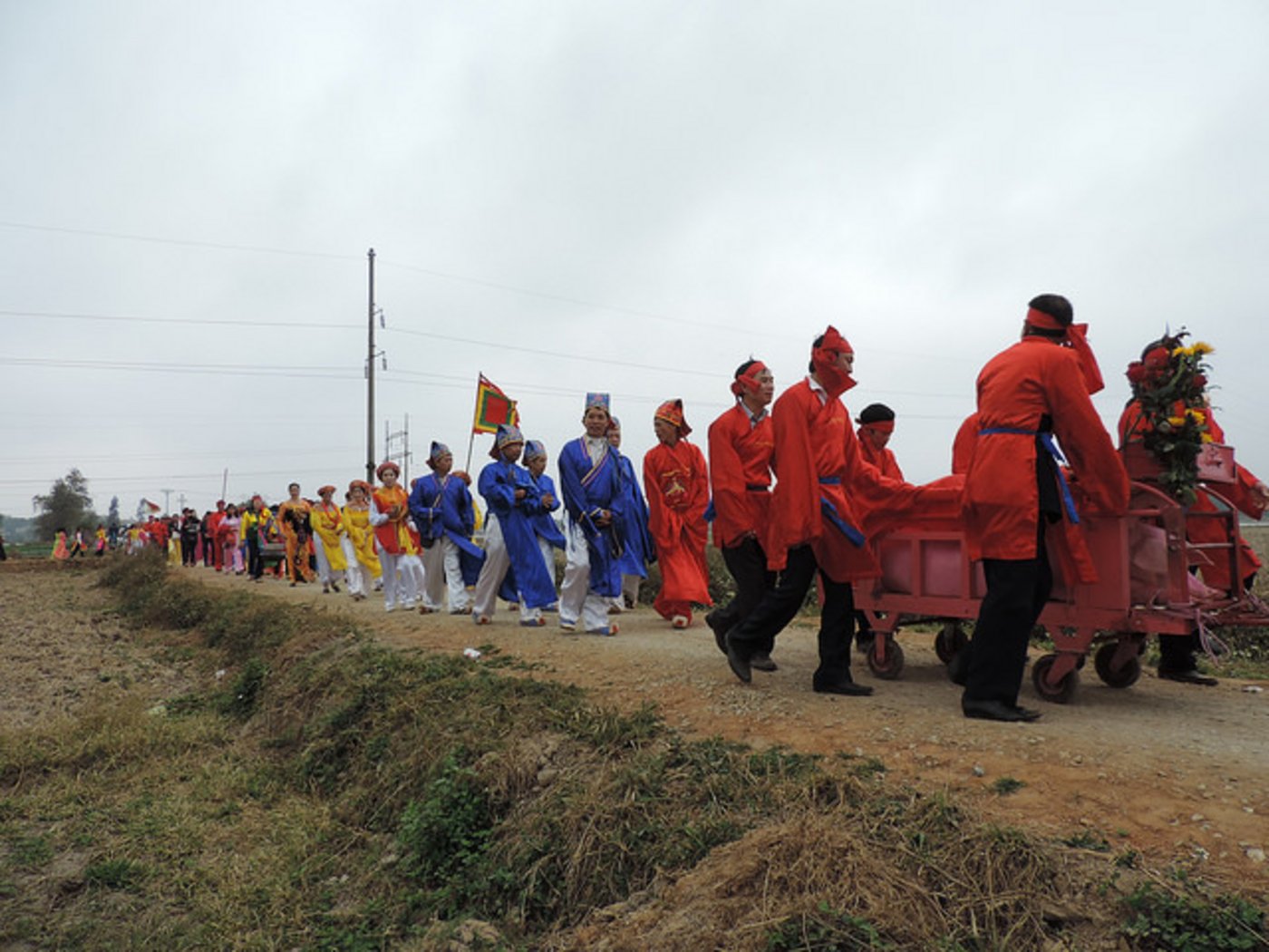 Vor der Schlachtung werden die Schweine in einer Morgenprozession durchs Dorf geführt, hier ein Bild von der Parade 2014. (Bild Animals Asia/Flickr/CC BY-NC 2.0)