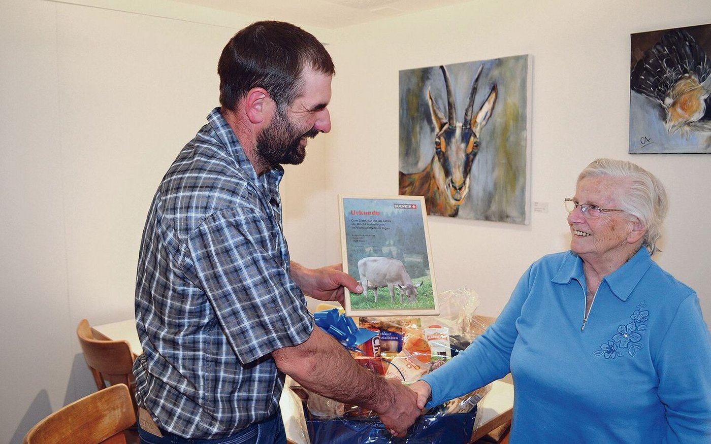 Erich Betschart, Präsident Viehzuchtverein Illgau, gratuliert Luise Rickenbacher für ihre treuen Dienste.