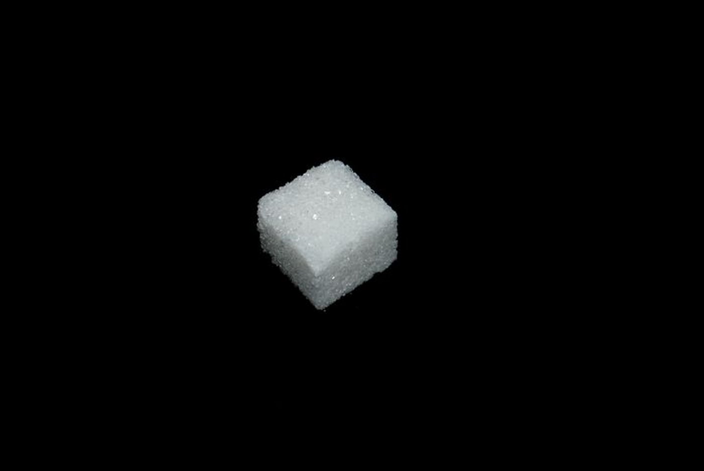 Meistens ist es nicht ein Würfelzucker: Pro Tag nimmt ein Durchschnittsschweizer rund 120 Gramm Zucker zu sich. Das entspricht 30 Stück Würfelzucker und ist doppelt so viel, wie die WHO empfiehlt. (Symbolbild Pixabay)