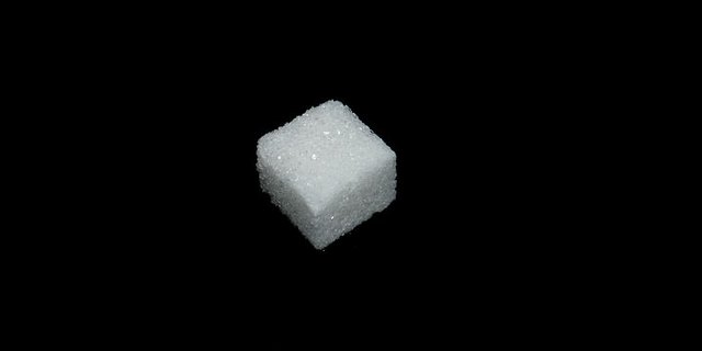 Meistens ist es nicht ein Würfelzucker: Pro Tag nimmt ein Durchschnittsschweizer rund 120 Gramm Zucker zu sich. Das entspricht 30 Stück Würfelzucker und ist doppelt so viel, wie die WHO empfiehlt. (Symbolbild Pixabay)