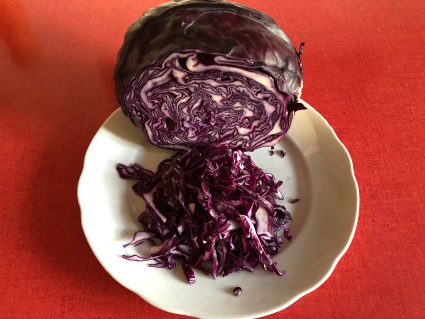 Rotkraut wechselt beim Kochen seine Farbe zu Blau. (Bild Esther Thalmann)